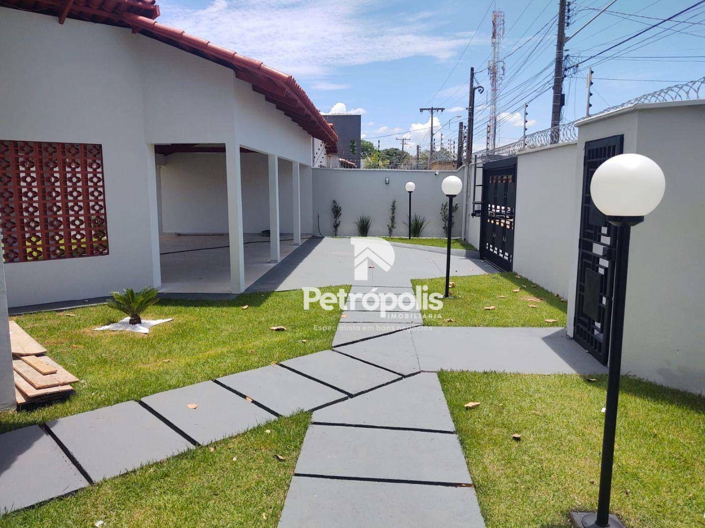 Casa à venda com 4 quartos, 420m² - Foto 1