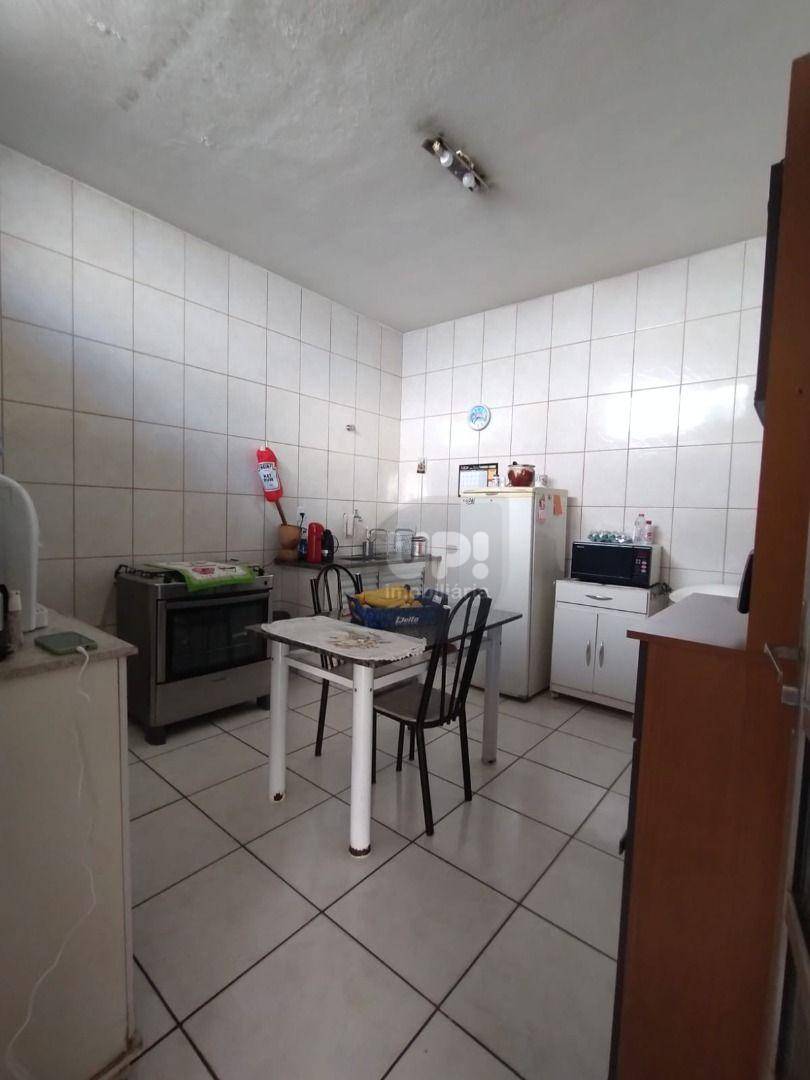 Casa à venda com 2 quartos, 60m² - Foto 2