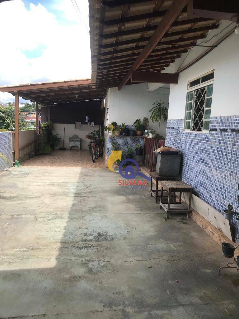 Casa à venda com 3 quartos, 269m² - Foto 1