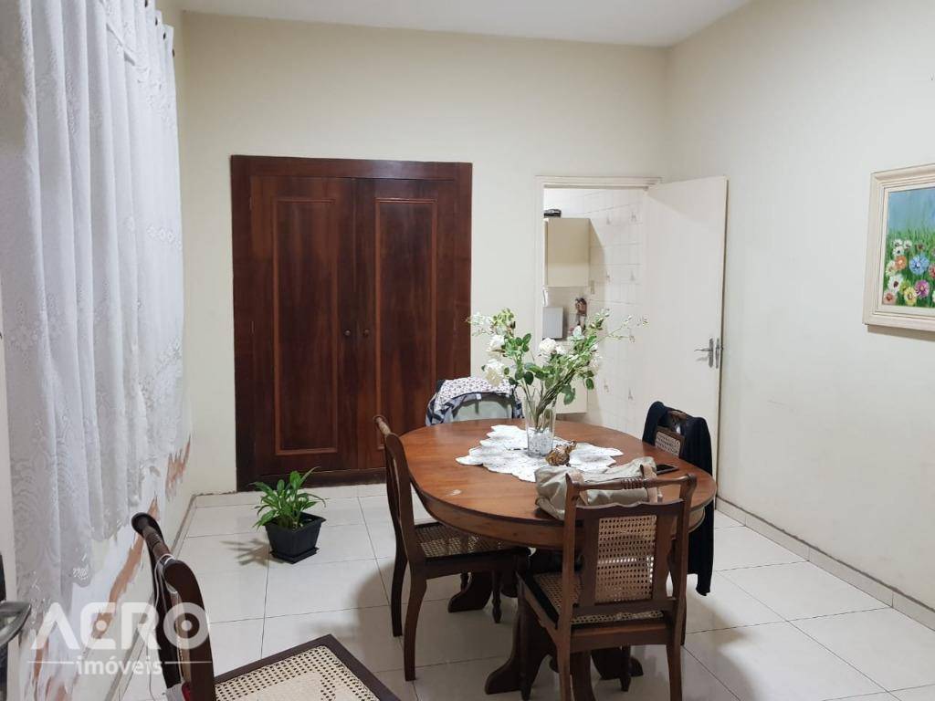 Casa à venda com 3 quartos, 143m² - Foto 1