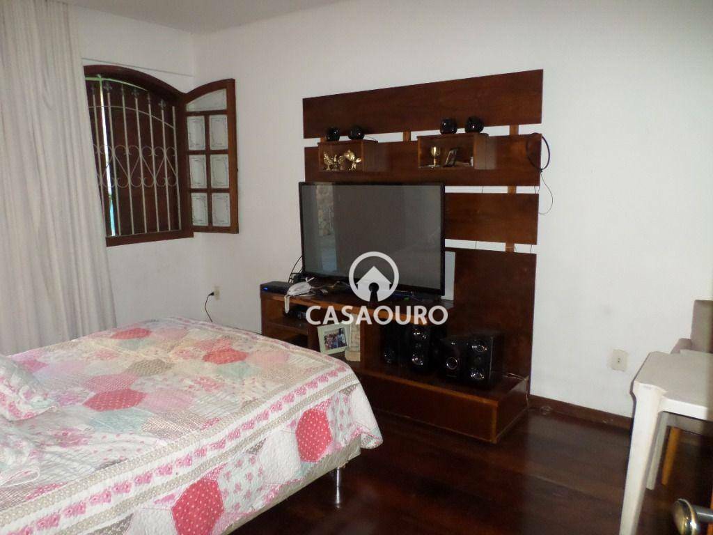 Casa à venda com 5 quartos, 300m² - Foto 14