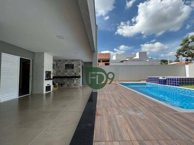 Casa de Condomínio à venda com 3 quartos, 220m² - Foto 2