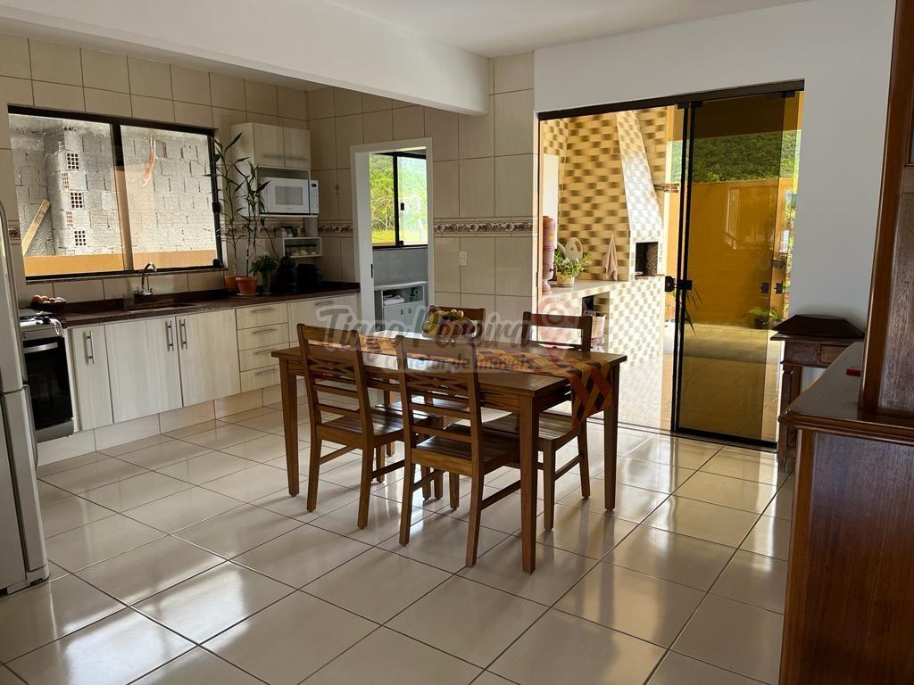 Casa à venda com 4 quartos, 300m² - Foto 1