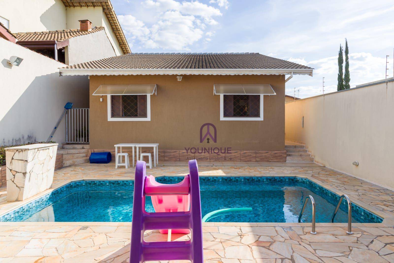 Casa à venda com 3 quartos, 219m² - Foto 1
