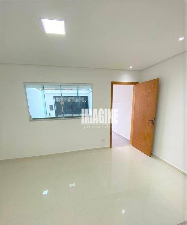 Casa à venda com 3 quartos, 100m² - Foto 1