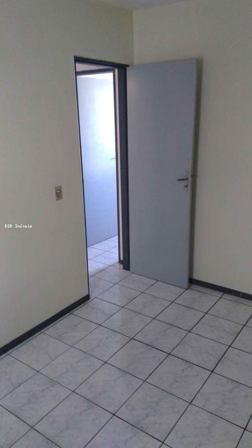 Apartamento à venda com 2 quartos, 75m² - Foto 2