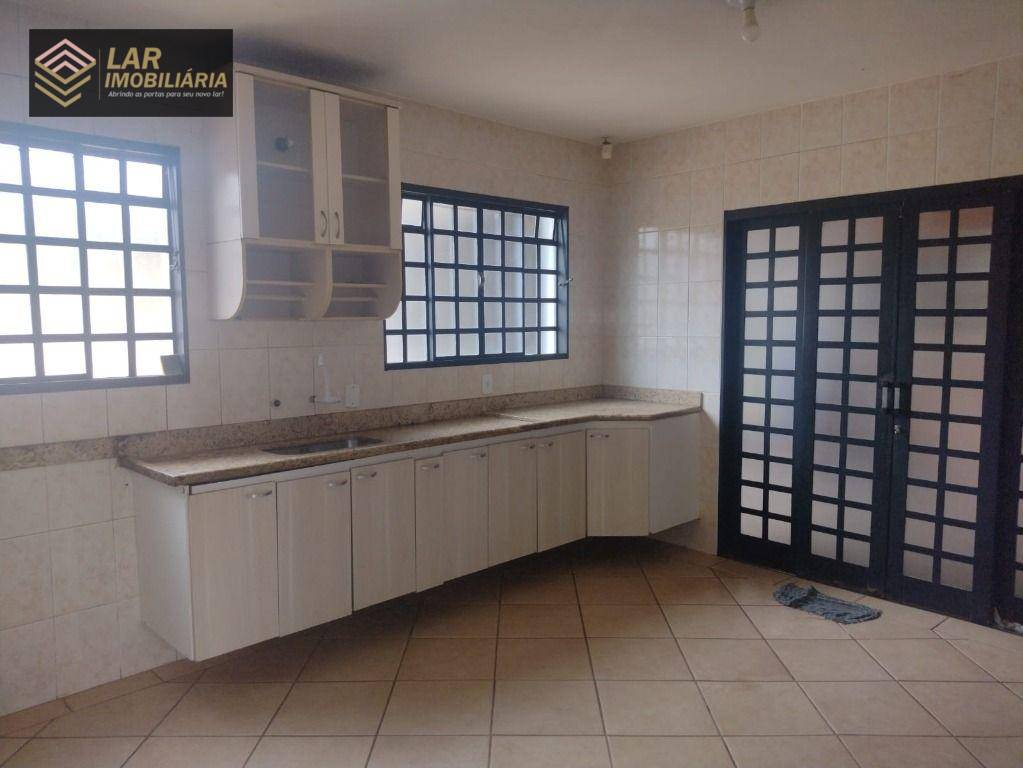 Casa para alugar com 3 quartos, 170m² - Foto 14