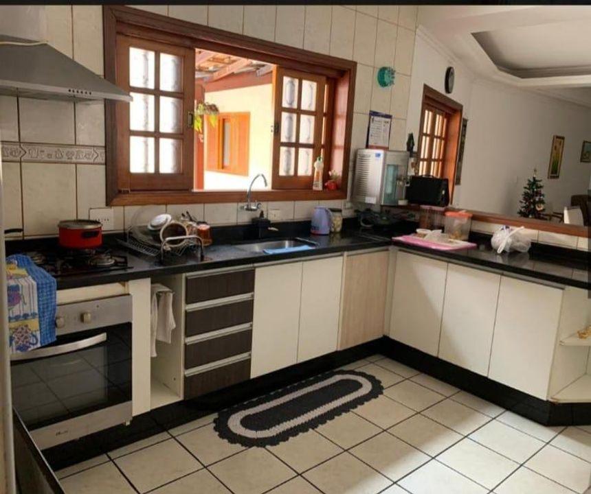 Sobrado à venda com 4 quartos, 360m² - Foto 1