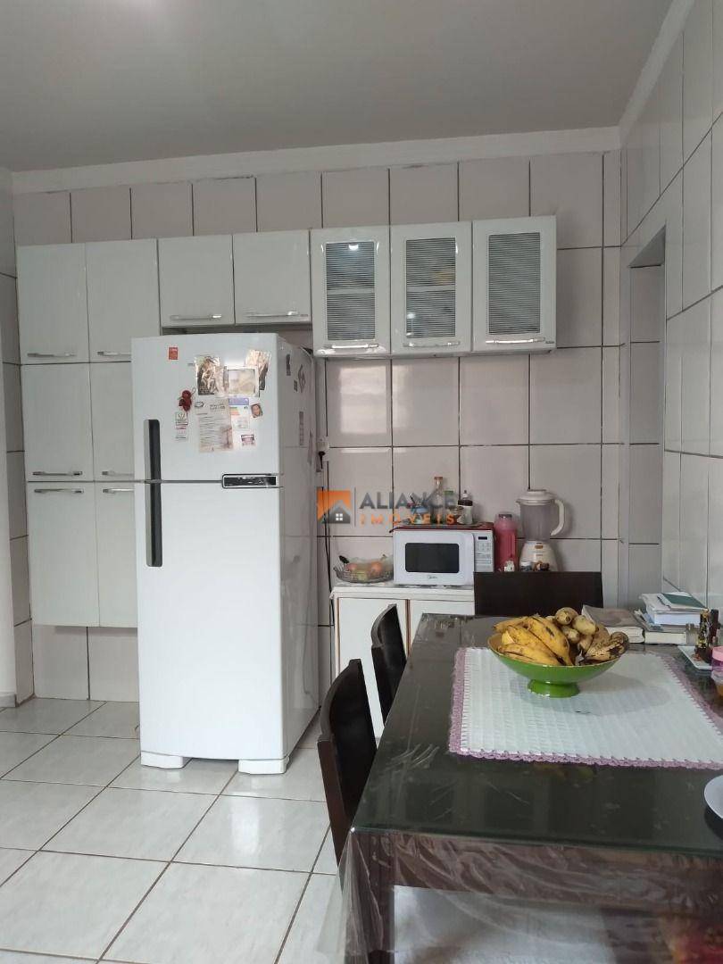 Casa à venda com 2 quartos, 100m² - Foto 1