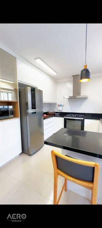 Casa à venda com 3 quartos, 270m² - Foto 8