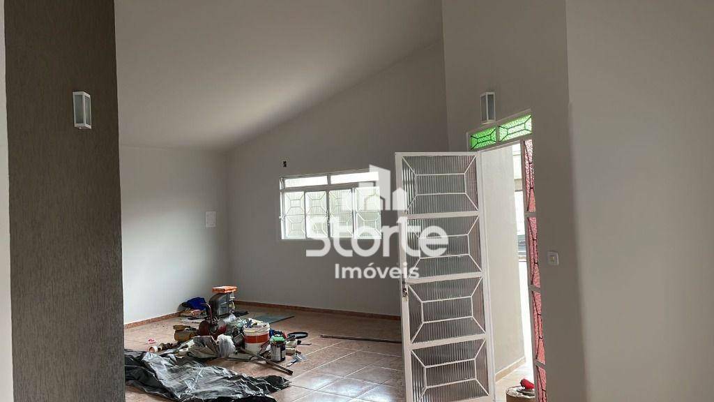 Casa à venda com 3 quartos, 200m² - Foto 2