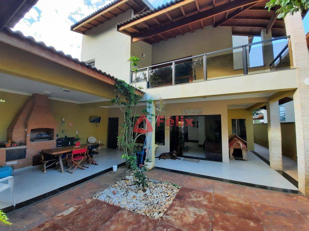 Sobrado à venda com 3 quartos, 300m² - Foto 1