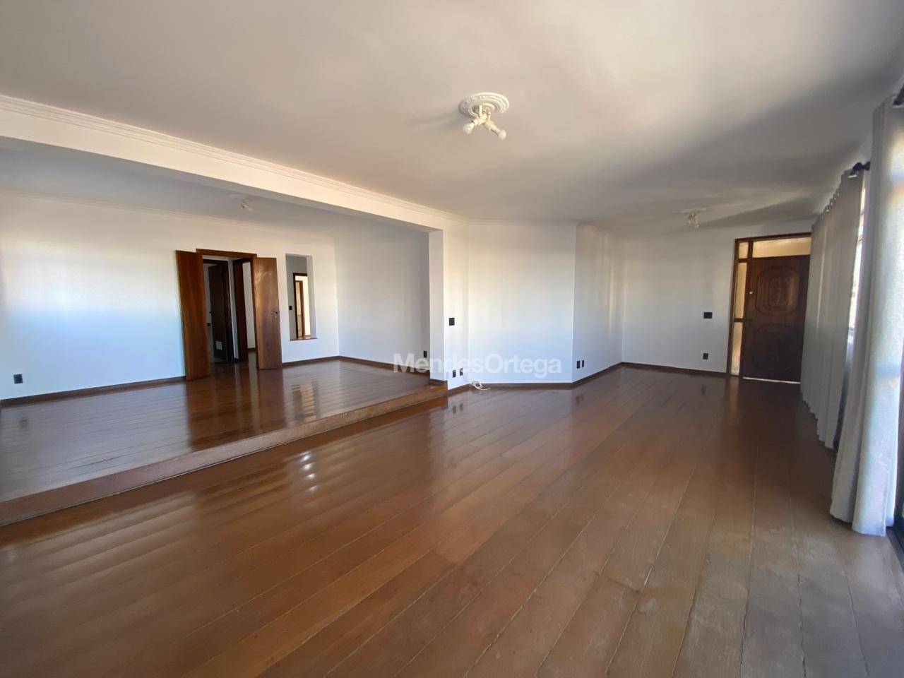 Apartamento para alugar com 3 quartos, 206m² - Foto 1