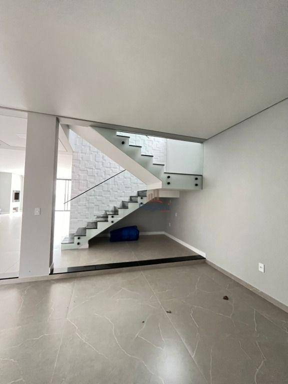 Casa à venda com 4 quartos, 307m² - Foto 6