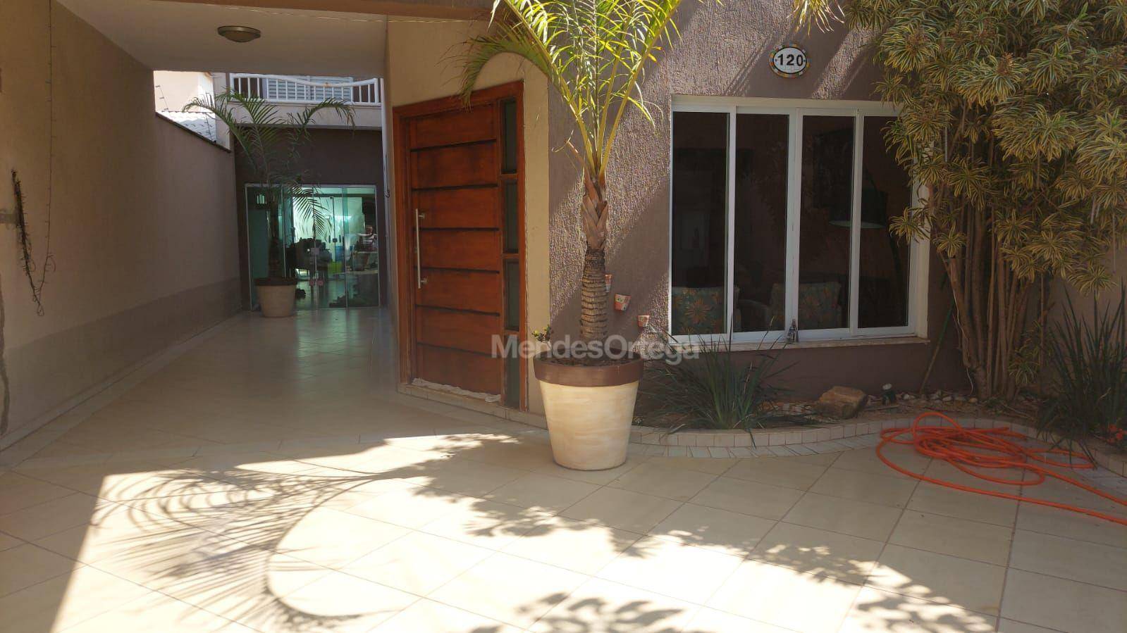 Casa à venda com 4 quartos, 234m² - Foto 1