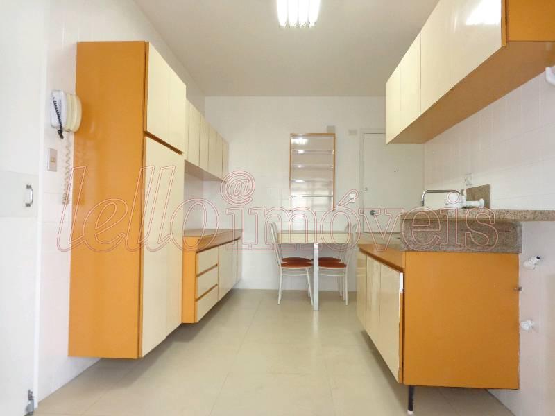 Apartamento para alugar com 3 quartos, 130m² - Foto 13