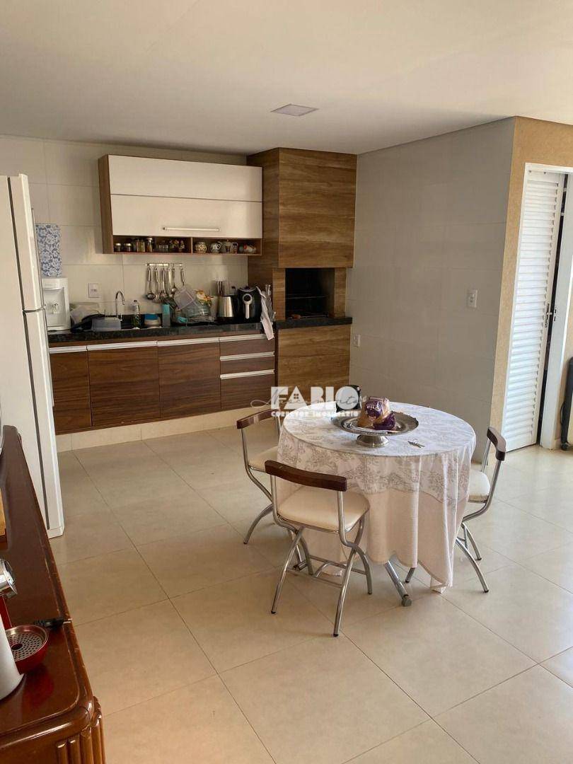 Casa à venda com 2 quartos, 115m² - Foto 1