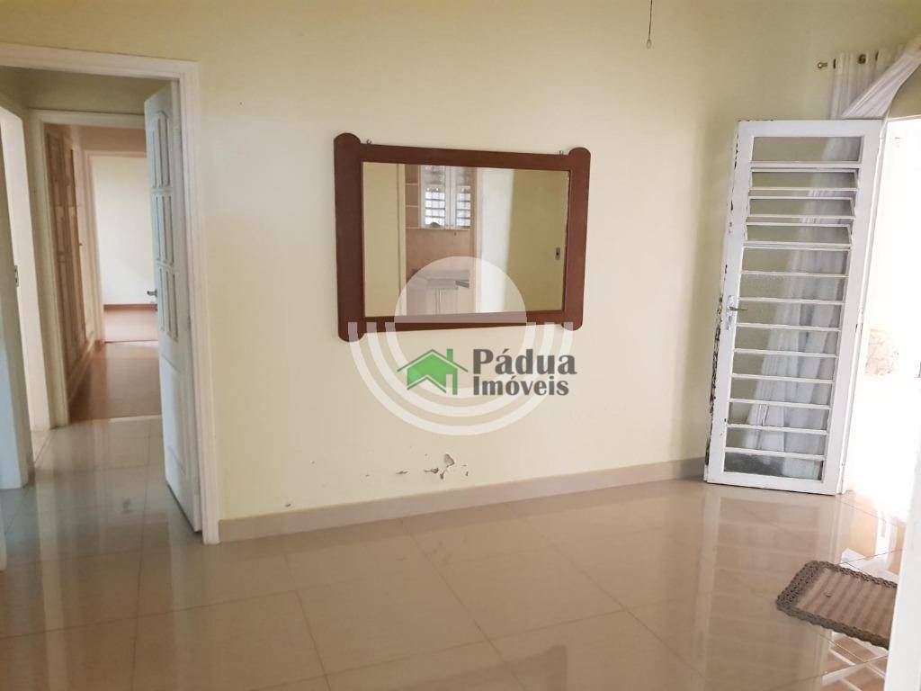 Casa à venda com 4 quartos, 250m² - Foto 1