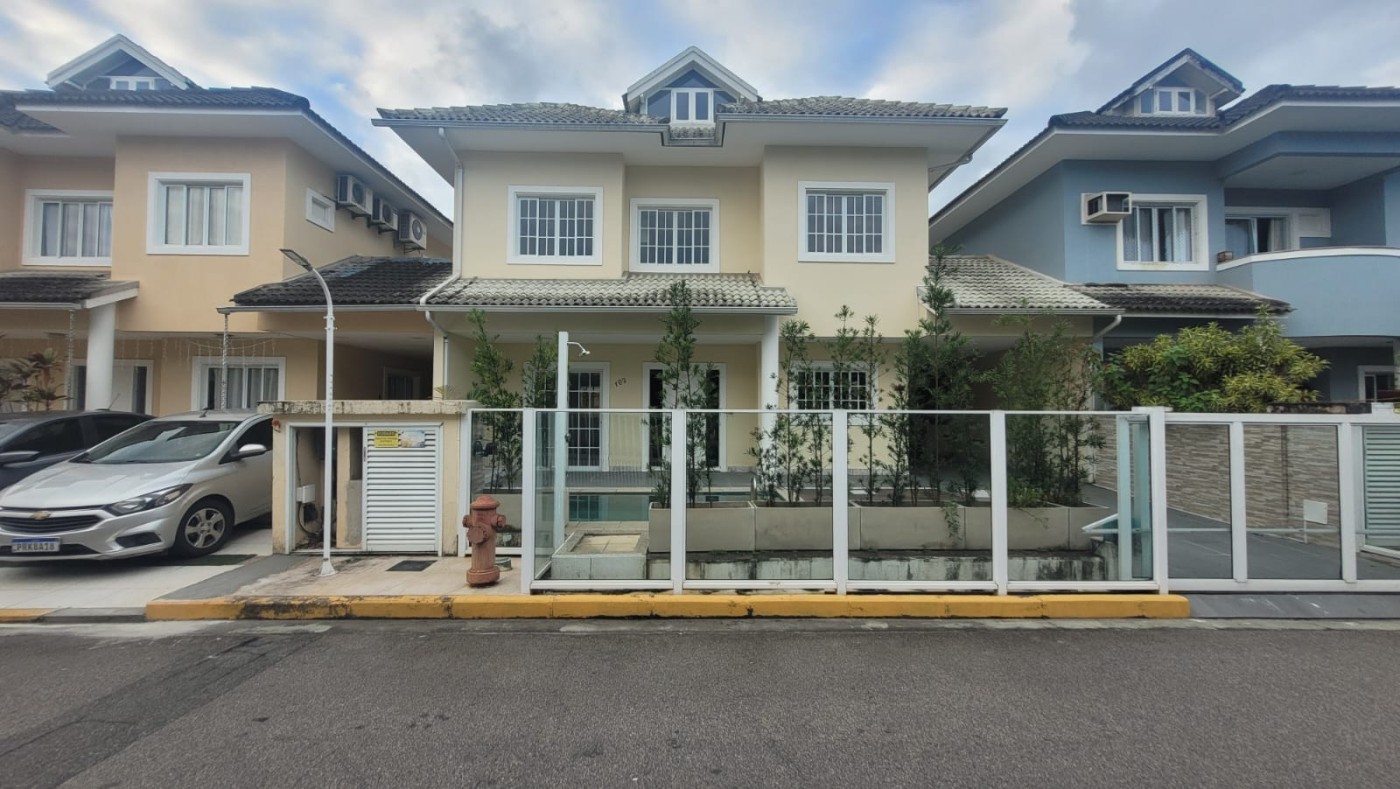 Casa de Condomínio à venda com 3 quartos, 240m² - Foto 2