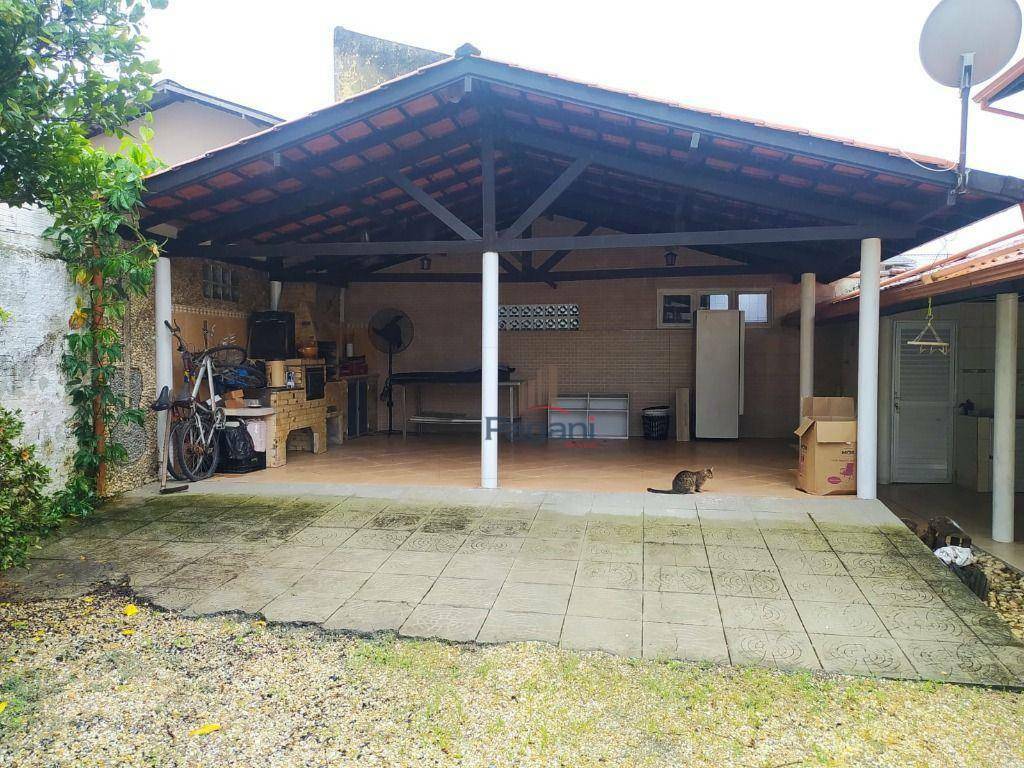 Casa para alugar com 4 quartos, 180m² - Foto 12