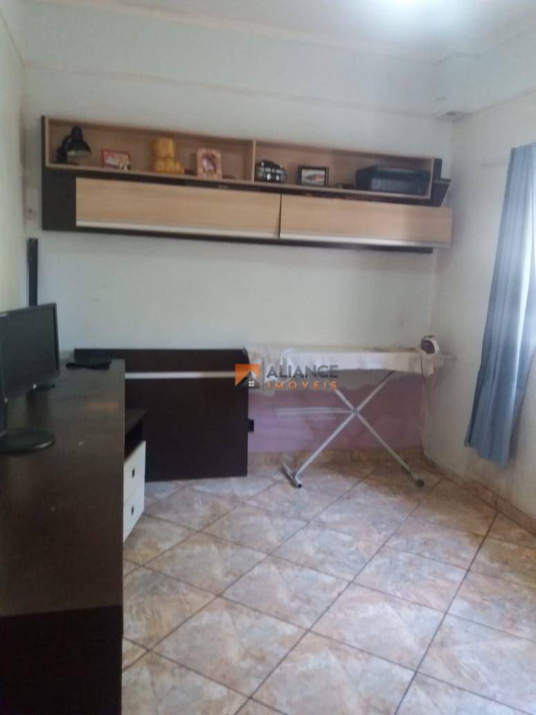 Casa à venda com 3 quartos, 100m² - Foto 1