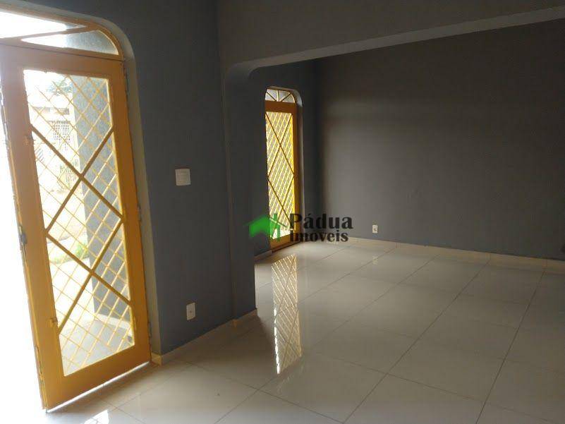 Casa para alugar com 4 quartos, 226m² - Foto 3