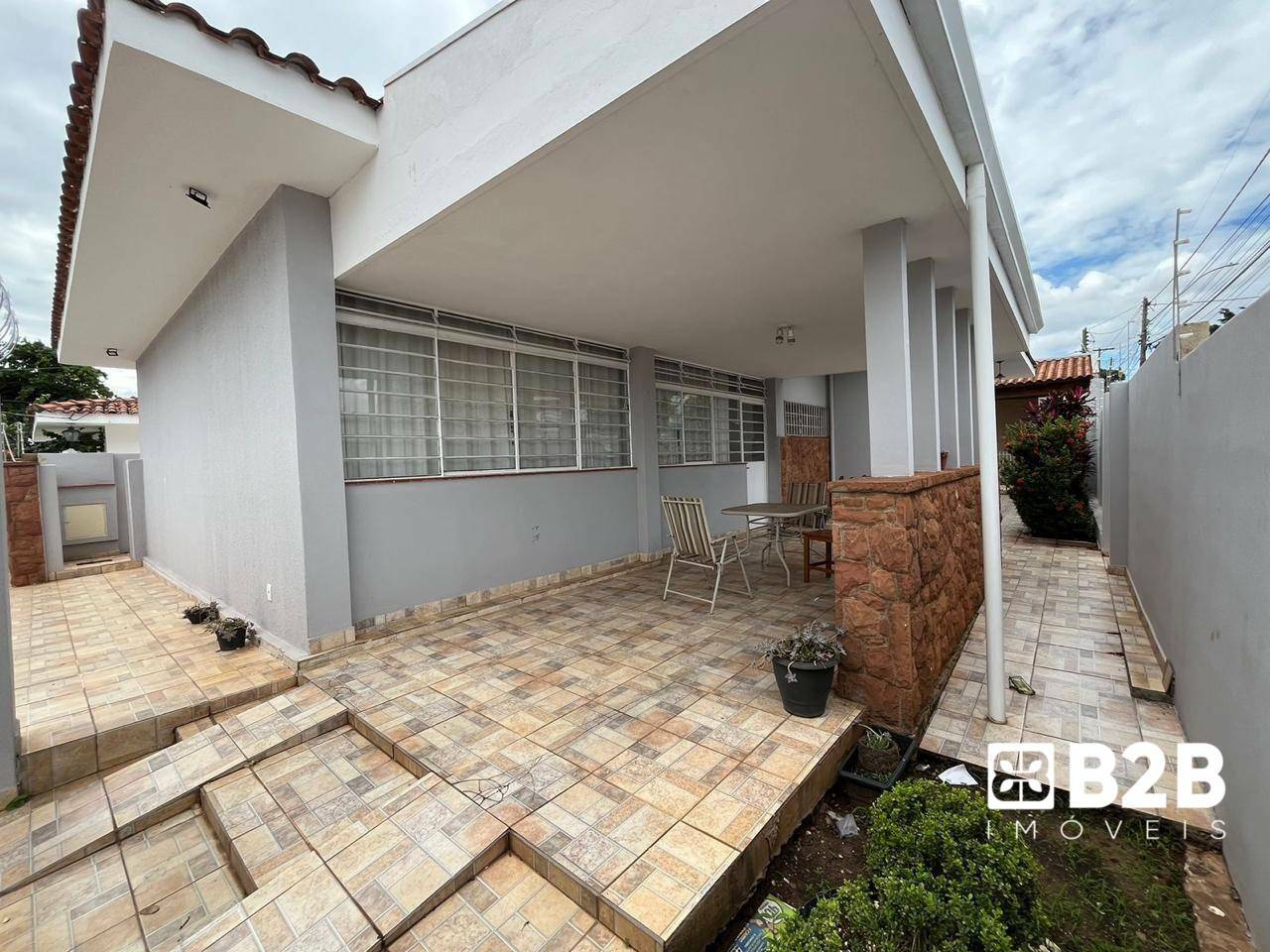 Casa à venda com 3 quartos, 191m² - Foto 1