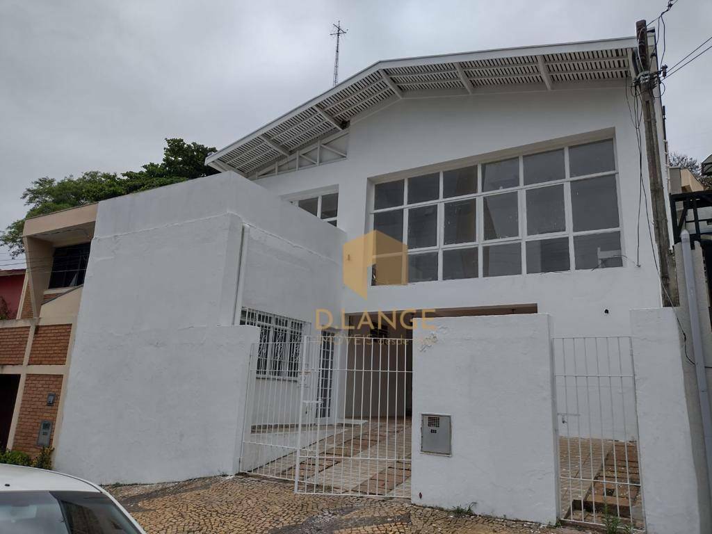 Casa à venda com 3 quartos, 213m² - Foto 1