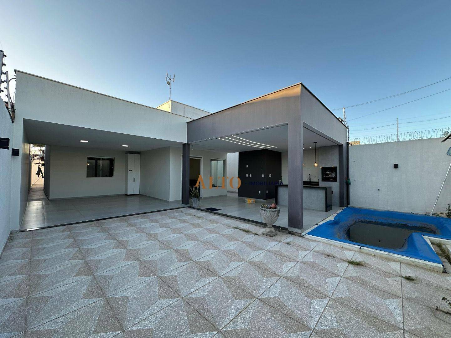 Casa à venda com 3 quartos, 300M2 - Foto 1