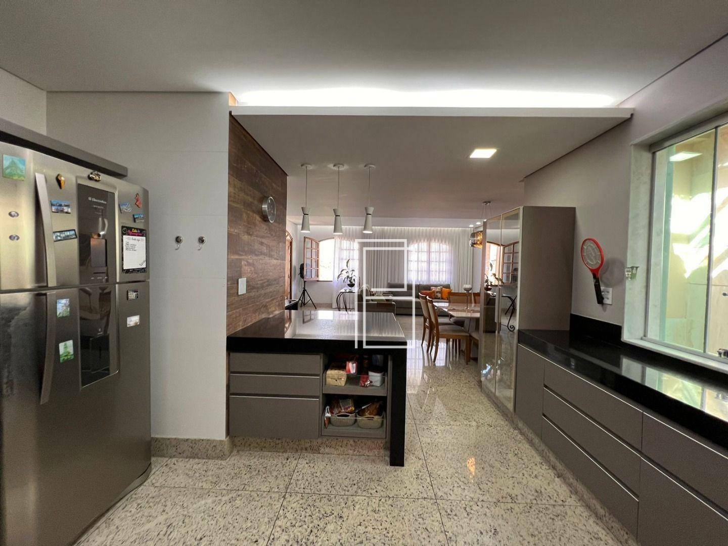 Casa à venda com 3 quartos, 240m² - Foto 8