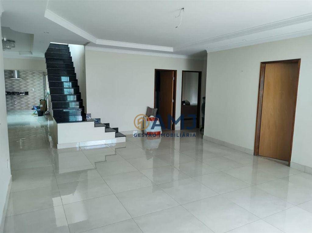 Sobrado à venda com 5 quartos, 230m² - Foto 1