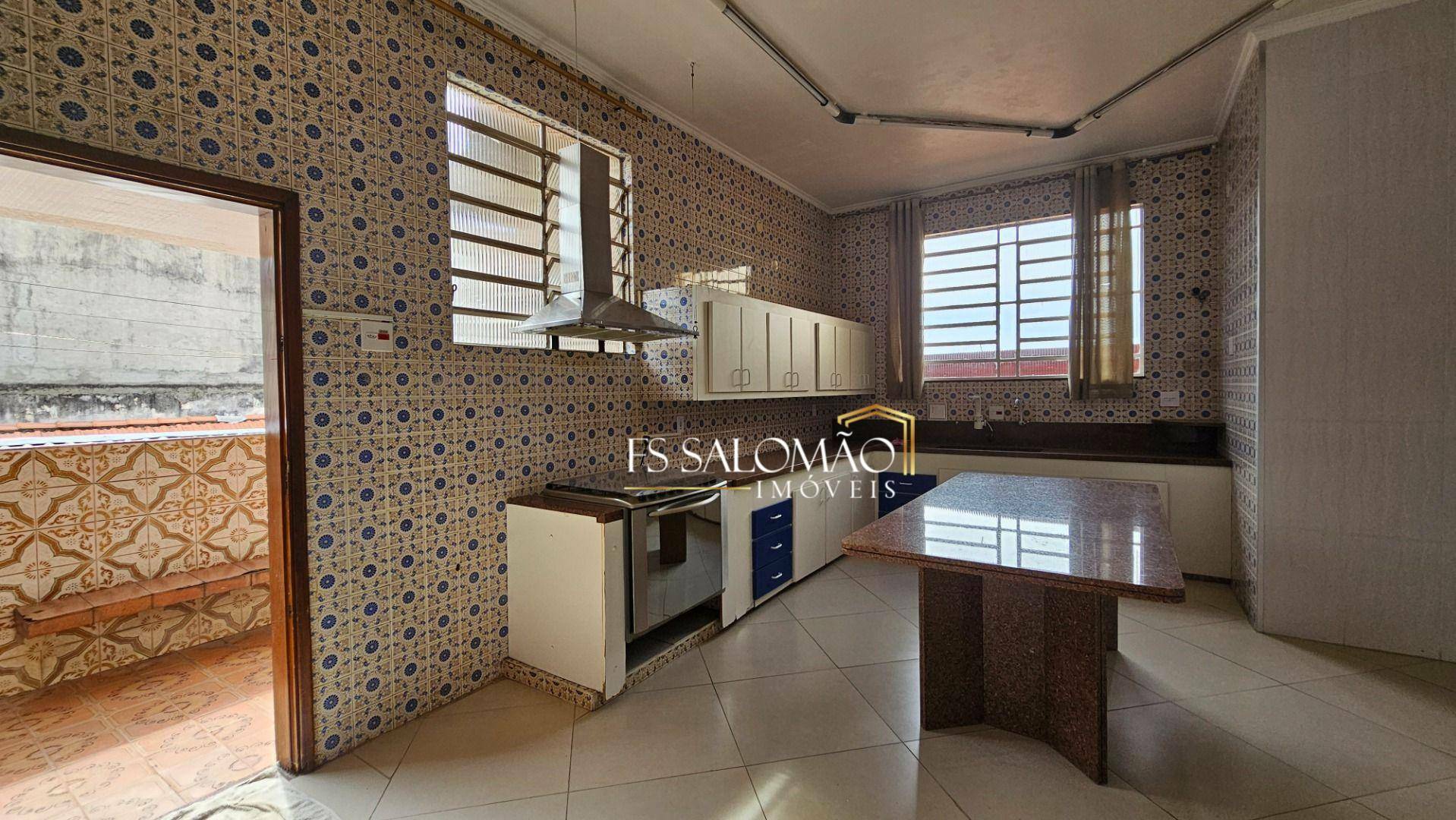 Casa à venda e aluguel com 4 quartos, 180m² - Foto 1