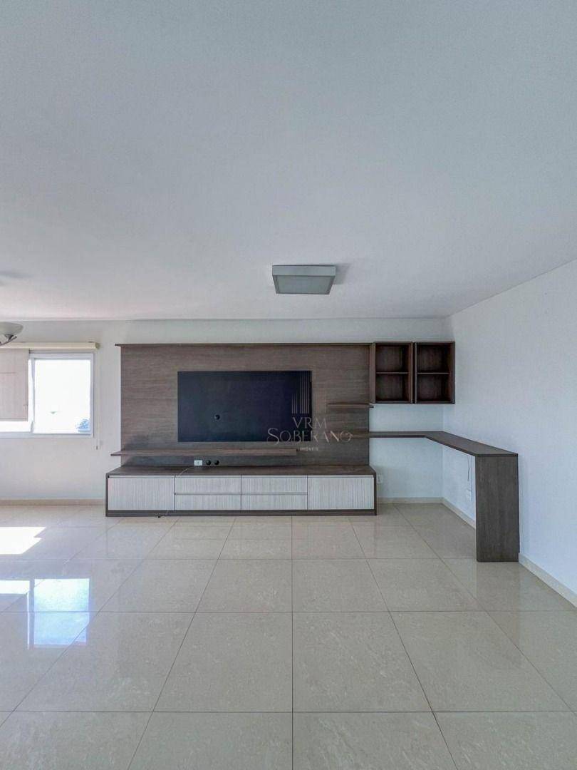 Apartamento à venda com 4 quartos, 233m² - Foto 2