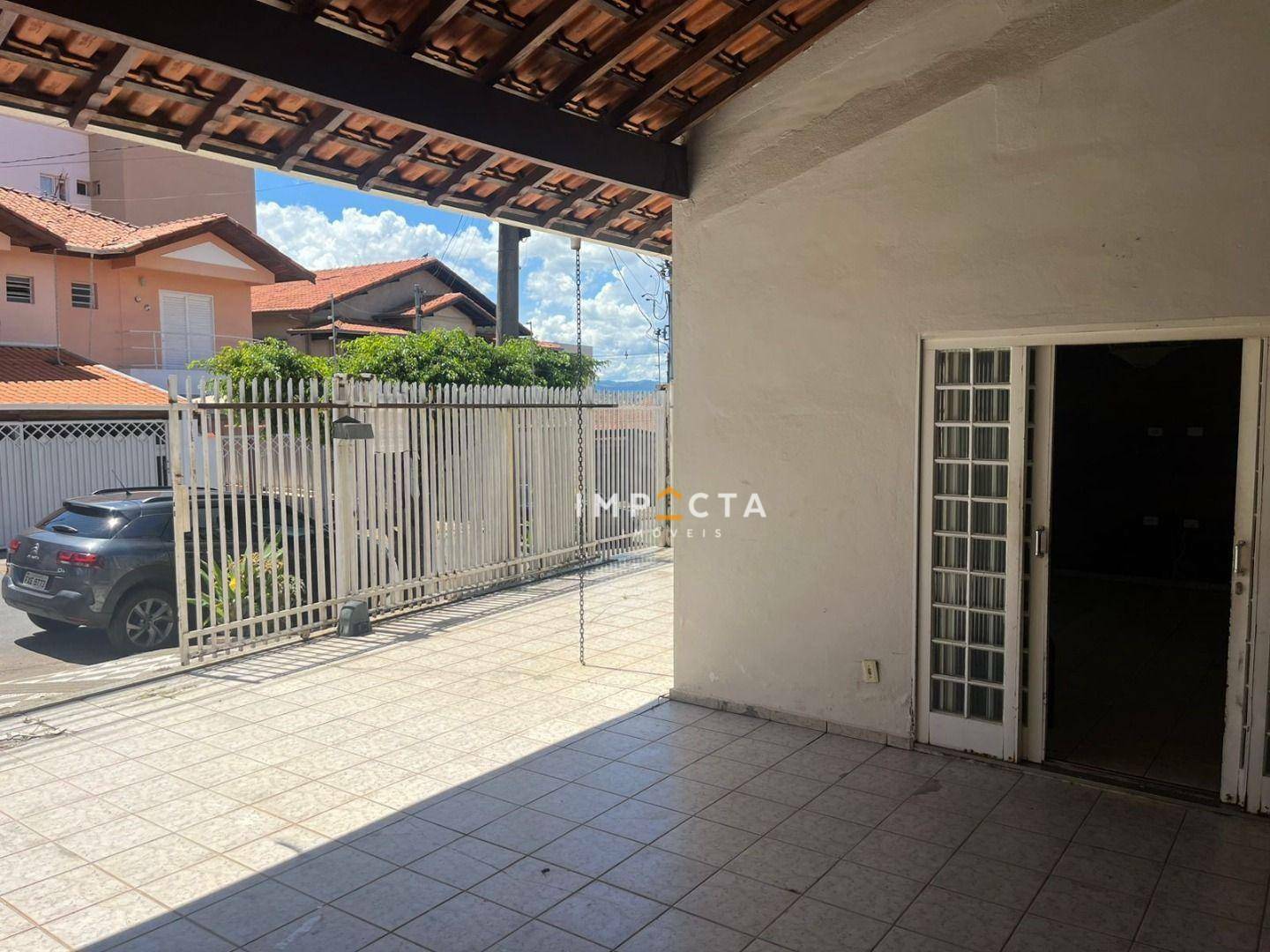 Casa à venda com 3 quartos, 250m² - Foto 2