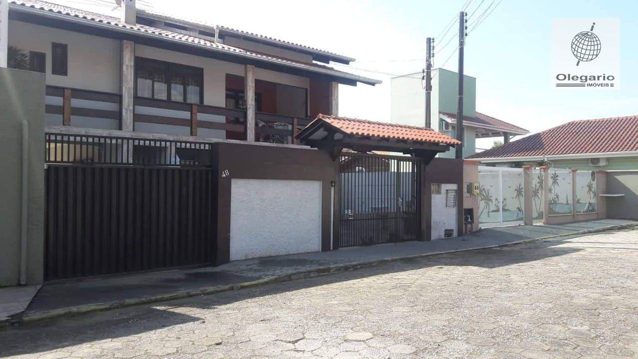 Sobrado à venda com 6 quartos, 330m² - Foto 1