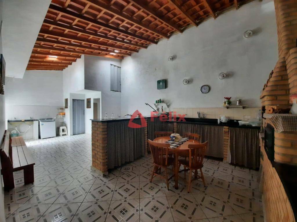 Casa à venda com 3 quartos, 148m² - Foto 1