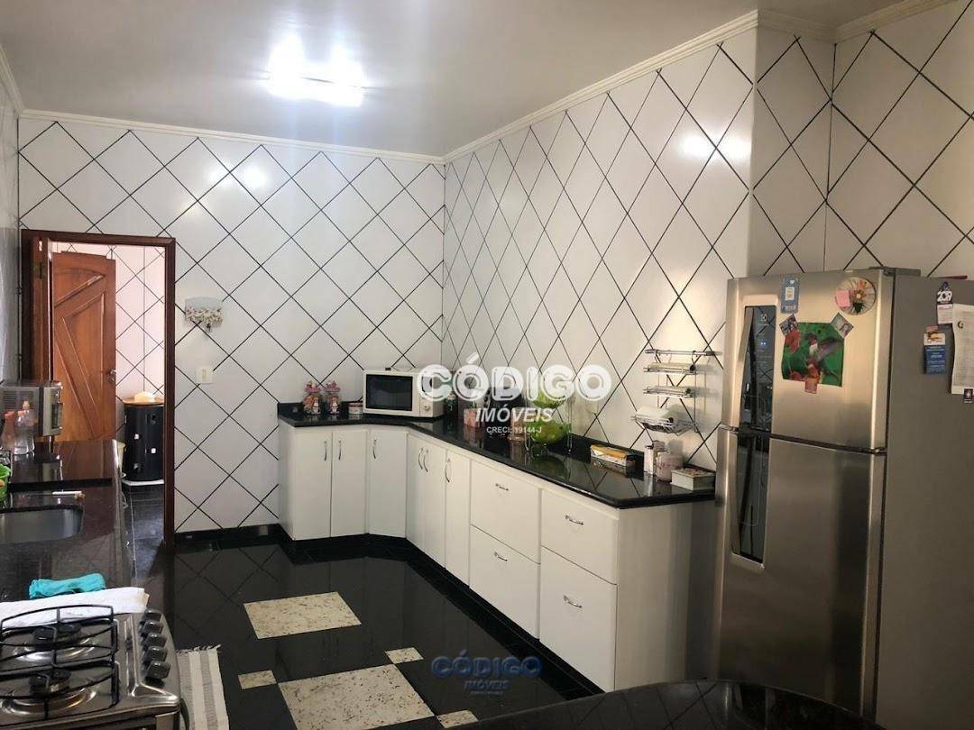 Sobrado à venda com 3 quartos, 303m² - Foto 1