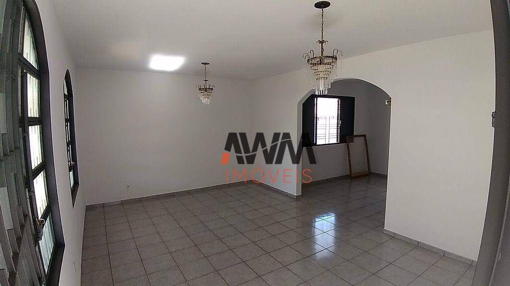 Casa à venda com 4 quartos, 290m² - Foto 2