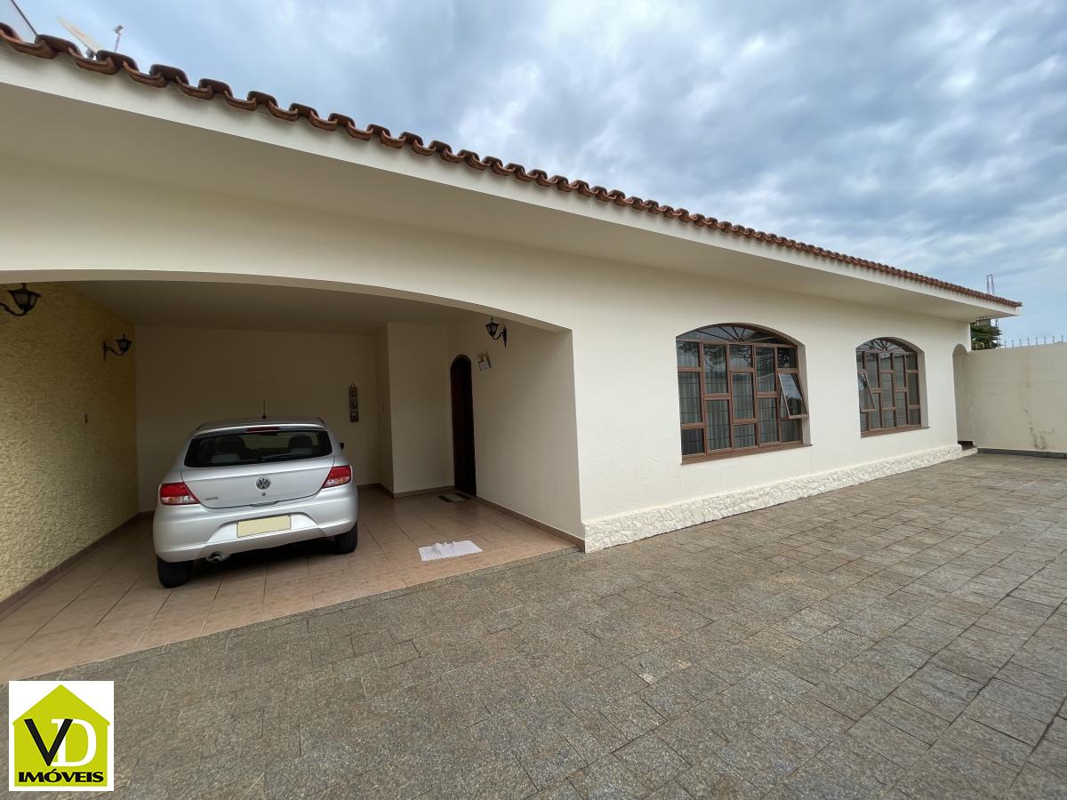 Casa à venda com 3 quartos, 200m² - Foto 1