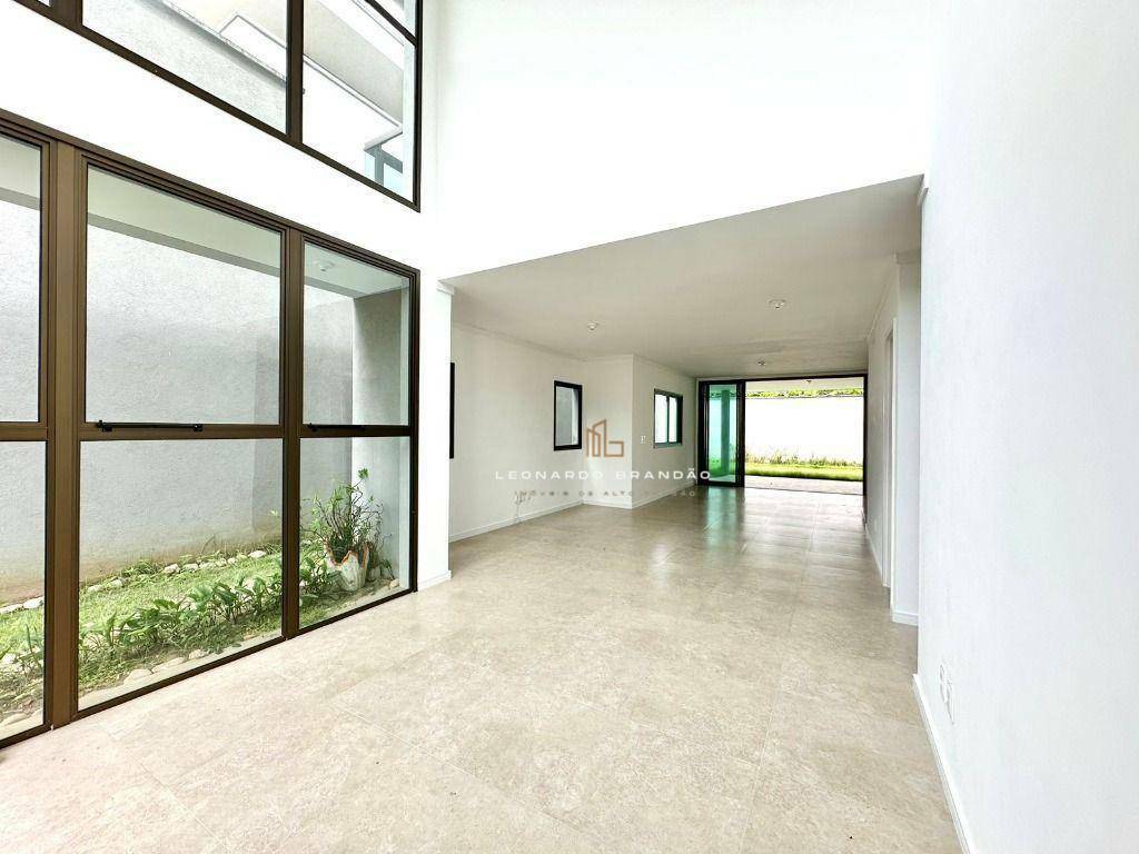 Casa de Condomínio à venda com 3 quartos, 236m² - Foto 4