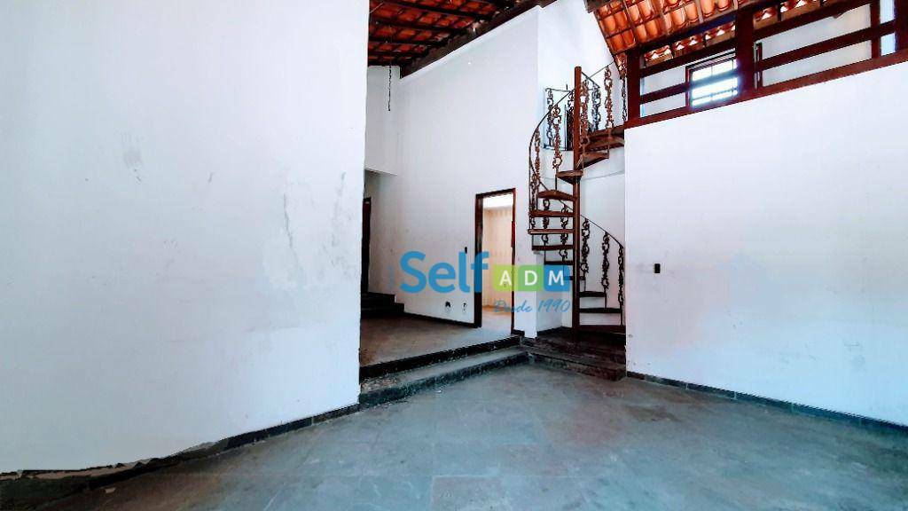 Casa para alugar com 3 quartos, 180m² - Foto 1