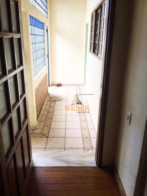 Casa à venda com 5 quartos, 250m² - Foto 3