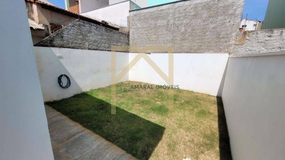 Casa à venda com 2 quartos, 103m² - Foto 2