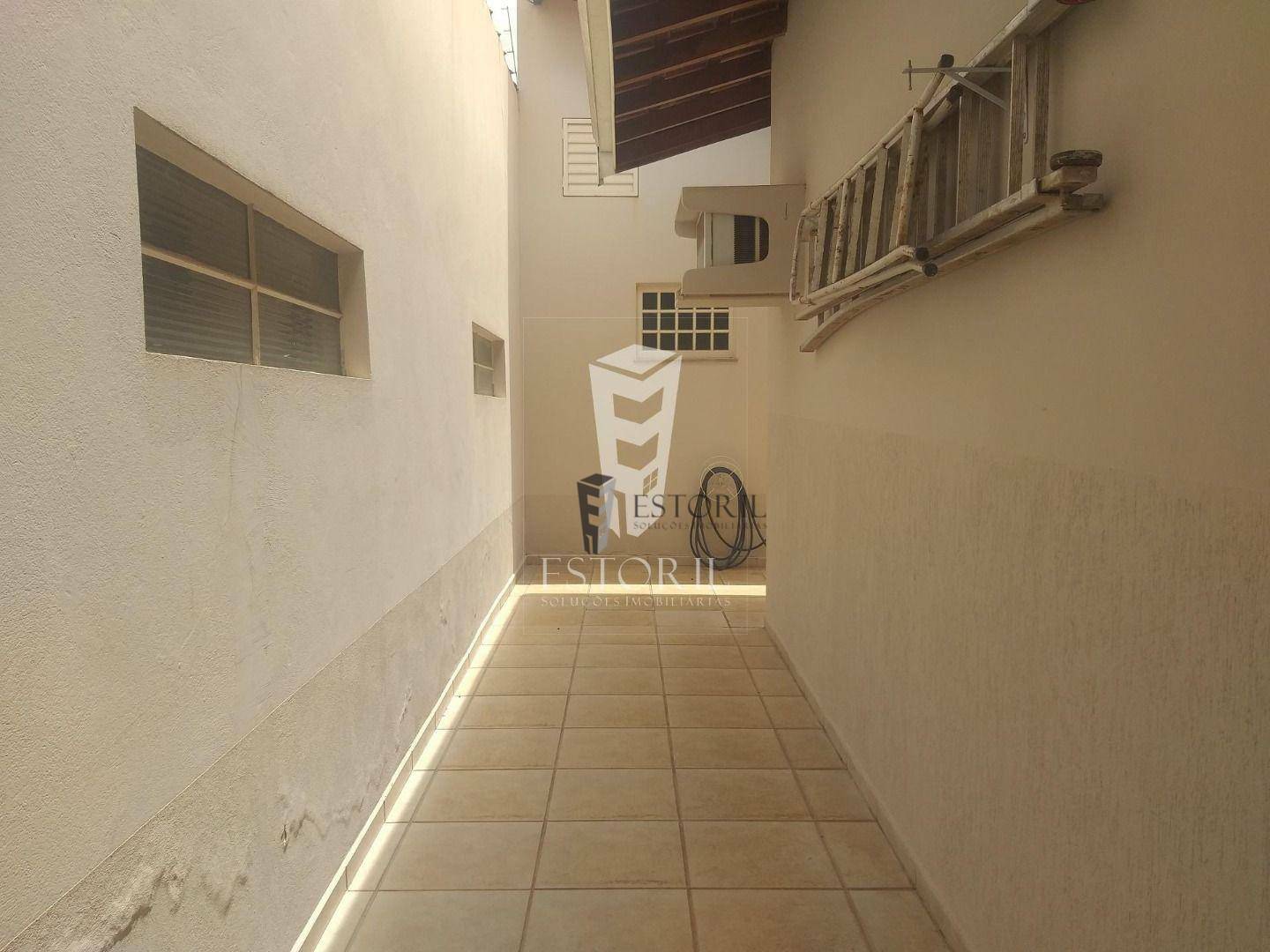 Casa à venda com 3 quartos, 240m² - Foto 4