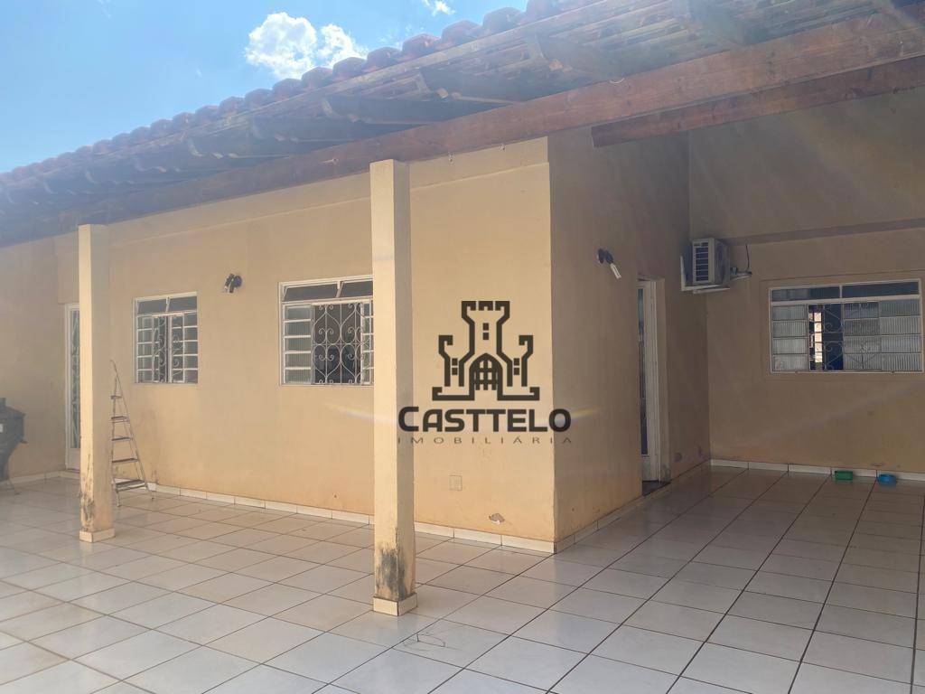 Casa à venda com 3 quartos, 88m² - Foto 1