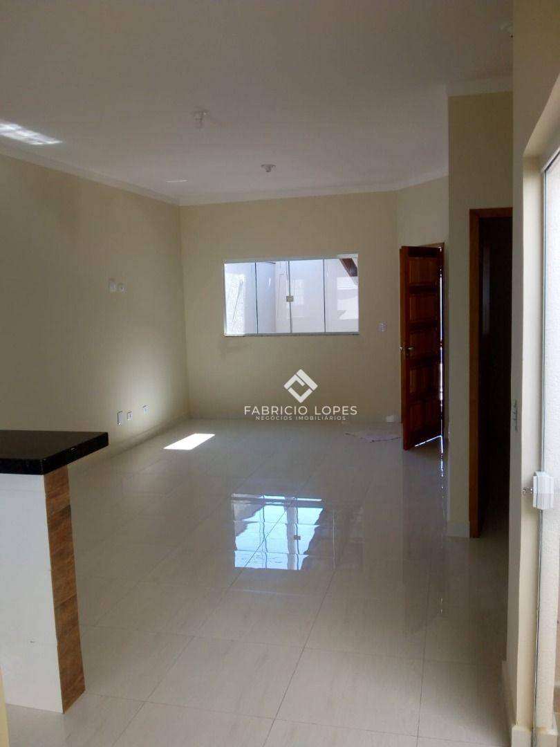 Casa à venda com 3 quartos, 88m² - Foto 1