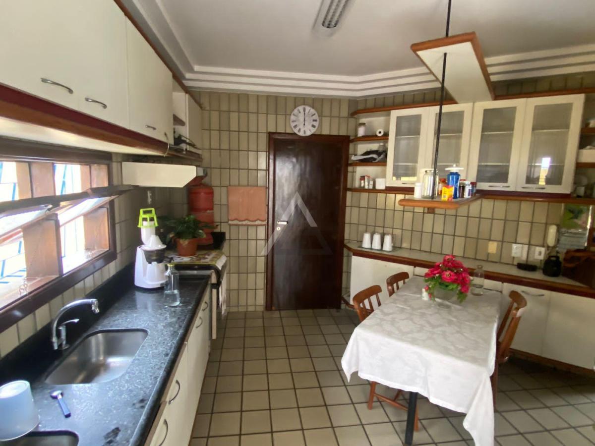 Casa à venda com 6 quartos, 350m² - Foto 10