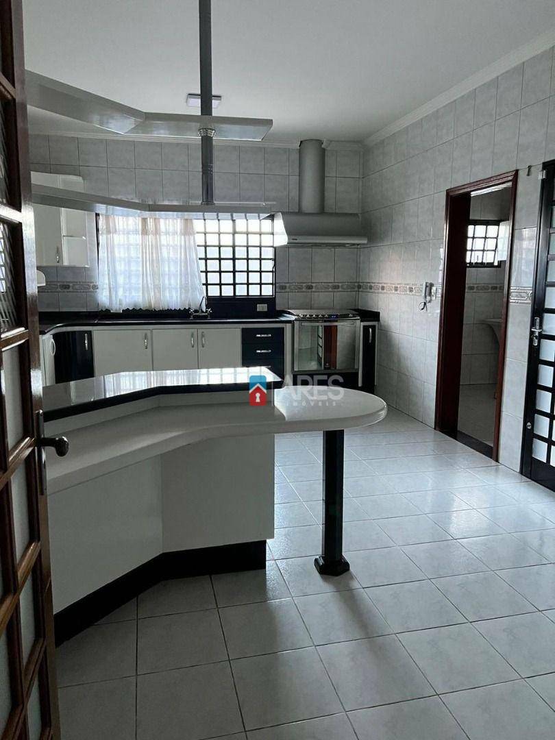 Casa para alugar com 3 quartos, 460m² - Foto 11