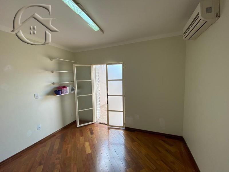 Casa para alugar com 4 quartos, 250m² - Foto 17