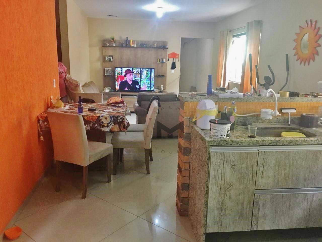 Casa à venda com 4 quartos, 240m² - Foto 1